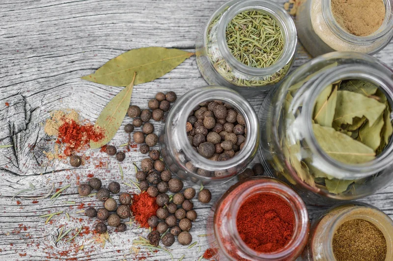 Les 5 épices incontournables pour une cuisine quotidienne saine