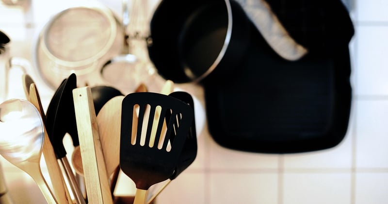 10 ustensiles de cuisine essentiels pour un placard bien rangé