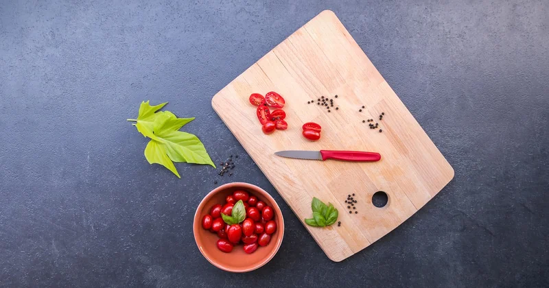 Quel couteau choisir pour couper une tomate sans l'écraser